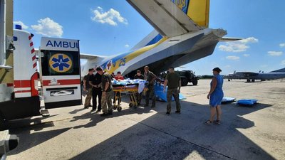 Бійців, поранених у зоні ООС, доправили до Києва з харківського шпиталю Бійців, поранених у зоні ООС, доправили до Києва з харківського шпиталю