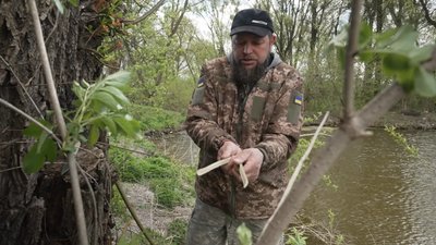 Ветеран із Рівненського Полісся плете постоли для доньки Ветеран із Рівненського Полісся плете постоли для доньки
