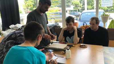 В Івано-Франківську люди з інвалідністю волонтерять, щоб допомогти ЗСУ