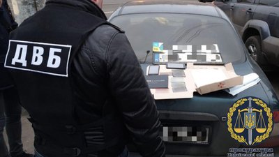 У Харкові патрульного підозрюють у продажі підроблених автономерів та свідоцтв