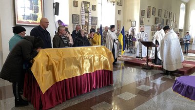 Прощаються із полеглим воїном Миколою Мацком Прощаються із полеглим воїном Миколою Мацком
