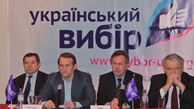 Трьом керівникам "Українського вибору" Медведчука оголосили підозру через "референдум" в Криму