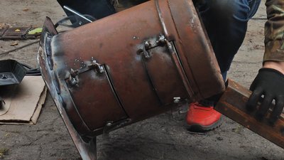 Опалення для бійців ЗСУ: переселенці з Луганщини виготовляють буржуйки на передову Опалення для бійців ЗСУ: переселенці з Луганщини виготовляють буржуйки на передову