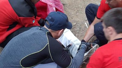 У горах на Львівщині рятувальники допомогли спуститися туристці, яка зламала ногу