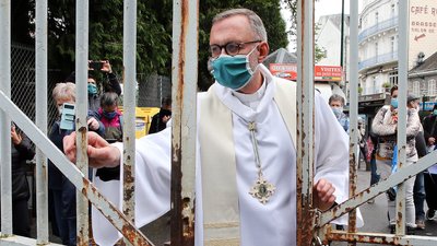 У Франції дозволили вірянам відвідувати церкви попри коронавірус