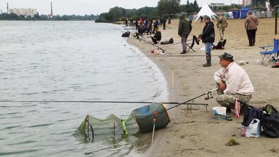 Призери змагань отримали в подарунок риболовні снасті