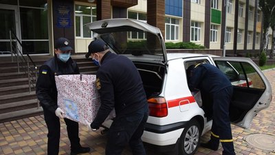 Коробки наповнені іграшками, розмальовками, книжками та іншими цікавинками Коробки наповнені іграшками, розмальовками, книжками та іншими цікавинками