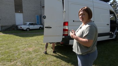 Лариса Дембіцька одна з ініціаторок організації виготовлення допомоги бійцям на фронт Лариса Дембіцька одна з ініціаторок організації виготовлення допомоги бійцям на фронт