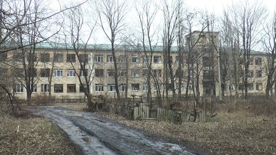 Школа після обстрілу, місто Гірник, Донецька область