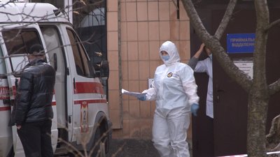 Медик у спеціальному захисному костюмі Медик у спеціальному захисному костюмі