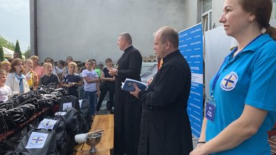 У Тернополі діти отримали від "Карітасу" шкільні портфелики У Тернополі діти отримали від "Карітасу" шкільні портфелики