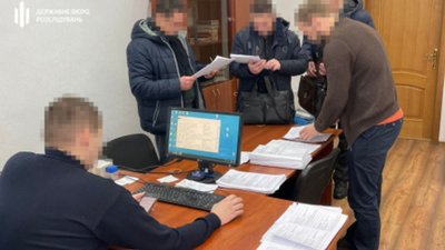 На Житомирщині ДБР підозрює керівника підприємства в привласненні 1,2 тисяч гектарів землі На Житомирщині ДБР підозрює керівника підприємства в привласненні 1,2 тисяч гектарів землі