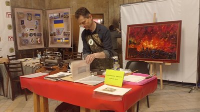 Графік-офортист В'ячеслав Старченко проводить майстер-клас з офорта. Фото: Лариса Говіна / Суспільне Харків Графік-офортист В'ячеслав Старченко проводить майстер-клас з офорта. Фото: Лариса Говіна / Суспільне Харків