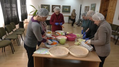 У Долині на Франківщині працівники закладів культури готують сухі борщі для українських солдатів У Долині на Франківщині працівники закладів культури готують сухі борщі для українських солдатів