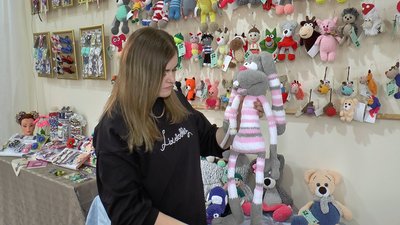 "Багато часу на маленькі деталі": майстриня із Полтавщини Аліна Андрусь створює іграшки "Багато часу на маленькі деталі": майстриня із Полтавщини Аліна Андрусь створює іграшки