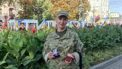 Військовослужбовиця ЗСУ Військовослужбовиця ЗСУ