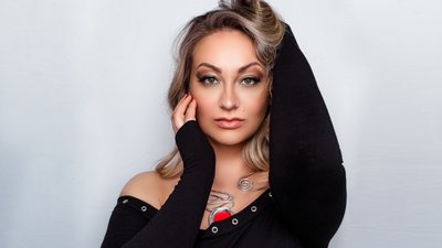 Американська співачка Yevae, яка народилася на Дніпропетровщині, допомагає Україні. Інтерв’ю Американська співачка Yevae, яка народилася на Дніпропетровщині, допомагає Україні. Інтерв’ю