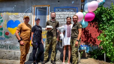 12-річна дівчина з Херсонщини перетворила свій будинок на патріотичний артоб'єкт та донатить на армію