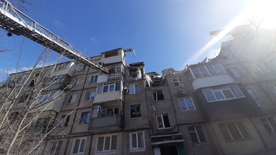 У п’ятиповерхівку в районі Нових будинків у Харкові влучив снаряд У п’ятиповерхівку в районі Нових будинків у Харкові влучив снаряд