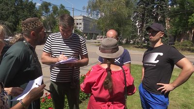 Півсотні батьків у Дніпрі влаштували протест проти дистанційного навчання дітей Півсотні батьків у Дніпрі влаштували протест проти дистанційного навчання дітей