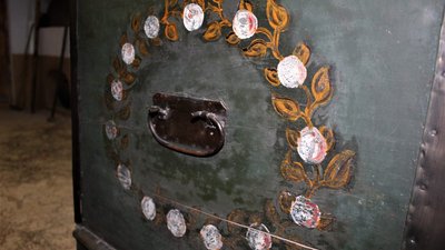 У Тернополі експонують скриню початку 20 століття У Тернополі експонують скриню початку 20 століття