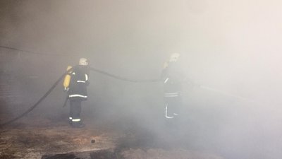 Біля Франківська гасили вогонь на площі 1000 кв. м. Горів цех з виготовлення брикетів