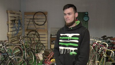 Двоколісні, триколісні, дитячі та дорослі: полтавець Артем Калюжний зібрав понад сотню велосипедів