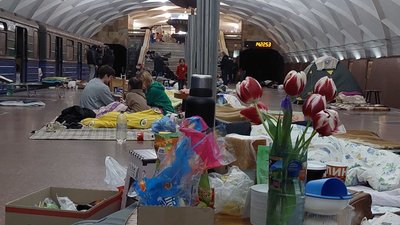 Люди живуть у метро у Харкові на початку вторгнення Люди живуть у метро у Харкові на початку вторгнення