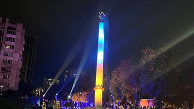 У Черкасах до Дня Незалежності кольорами національного прапора підсвітили памʼятники
