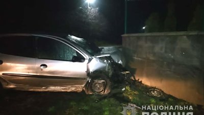 На Рівненщині водій врізався в бетонну огорожу і покинув травмованого пасажира На Рівненщині водій врізався в бетонну огорожу і покинув травмованого пасажира