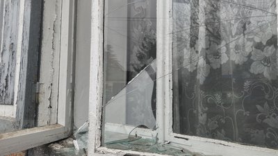 Шибка, вибита внаслідок влучання російської ракети в Чугуєві, Харківська область, 16 листопада 2023 року