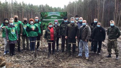 Озеленення планети: на Хмельниччині лісівники та волонтери висадили 44 тисячі саджанців