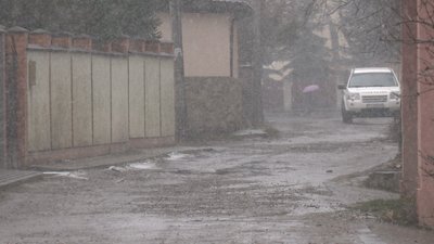"Як у найгіршому селі". Франківці скаржаться на дороги в місцевих дворах
