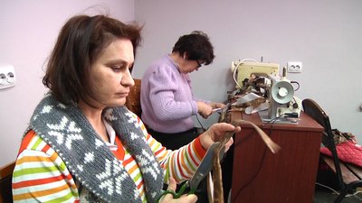У Житомирі волонтери власноруч виготовляють маскувальні сітки У Житомирі волонтери власноруч виготовляють маскувальні сітки