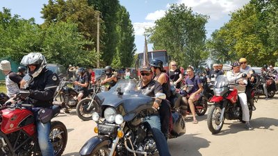 На Мотофестиваль "Тачанка", що проходить на Херсонщині приїхало більше ніж 300 байкерів На Мотофестиваль "Тачанка", що проходить на Херсонщині приїхало більше ніж 300 байкерів