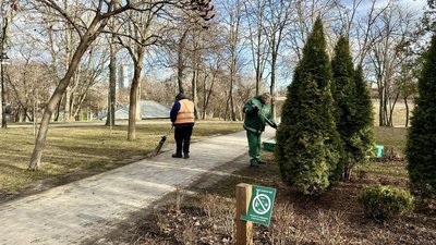 У київських парках і скверах почали весняне прибирання