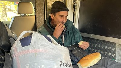 Чоловік їсть хліб у Костянтинівці Донецької області