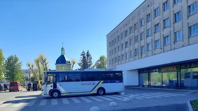 Біля входу в Хмельницьку міську лікарню - автобуси з поліцейськими. Фото: Суспільне. Поділля Біля входу в Хмельницьку міську лікарню - автобуси з поліцейськими. Фото: Суспільне. Поділля