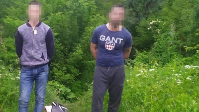 Нелегального мігранта та його переправника затримали прикордонники Закарпаття