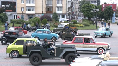До Франківська прибули учасники автопробігу "Марафон дружби і миру" на ретро-автівках До Франківська прибули учасники автопробігу "Марафон дружби і миру" на ретро-автівках