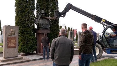 У Рівному демонтували зірку з вічного вогню на військовому меморіалі У Рівному демонтували зірку з вічного вогню на військовому меморіалі