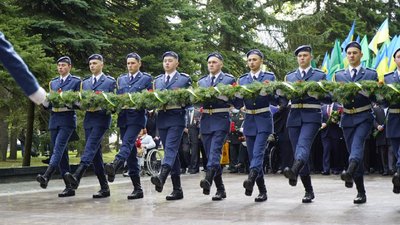 9 травня у Харкові: до Меморіалу Слави несуть квіти 9 травня у Харкові: до Меморіалу Слави несуть квіти