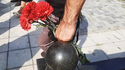 Покинув все і пішов на фронт добровольцем – у Житомирі попрощалися із загиблим військовим Віктором Перепелицею Покинув все і пішов на фронт добровольцем – у Житомирі попрощалися із загиблим військовим Віктором Перепелицею