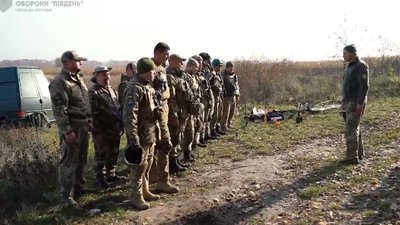 Маскують листям та імітують сліди шин: сапери з Вінниччини показали, як встановлюють міни