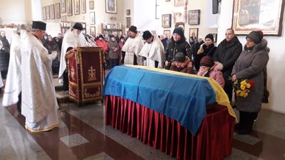 У Полтаві прощаються із воїном, який помер під час захисту України У Полтаві прощаються із воїном, який помер під час захисту України