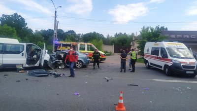 На виїзді з Житомира сталася ДТП – зіткнулися бус та легковик