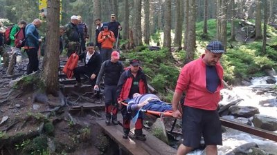 Рятувальники допомогли трьом туристам, які травмувалися у Карпатах Рятувальники допомогли трьом туристам, які травмувалися у Карпатах