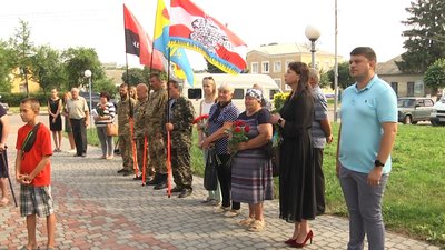 У Ружині на Житомирщині сім'ям загиблих військових вручили "Ікони пам'яті" У Ружині на Житомирщині сім'ям загиблих військових вручили "Ікони пам'яті"