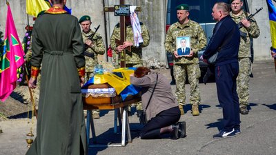 Чекали тіло два роки: у Черкасах в останню путь провели загиблого прикордонника Чекали тіло два роки: у Черкасах в останню путь провели загиблого прикордонника