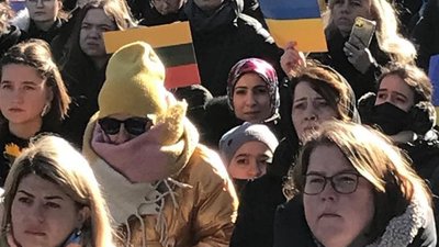 Литовські жінки підтримали українок. Журналістки та активістки вийшли з мовчазним протестом Литовські жінки підтримали українок. Журналістки та активістки вийшли з мовчазним протестом